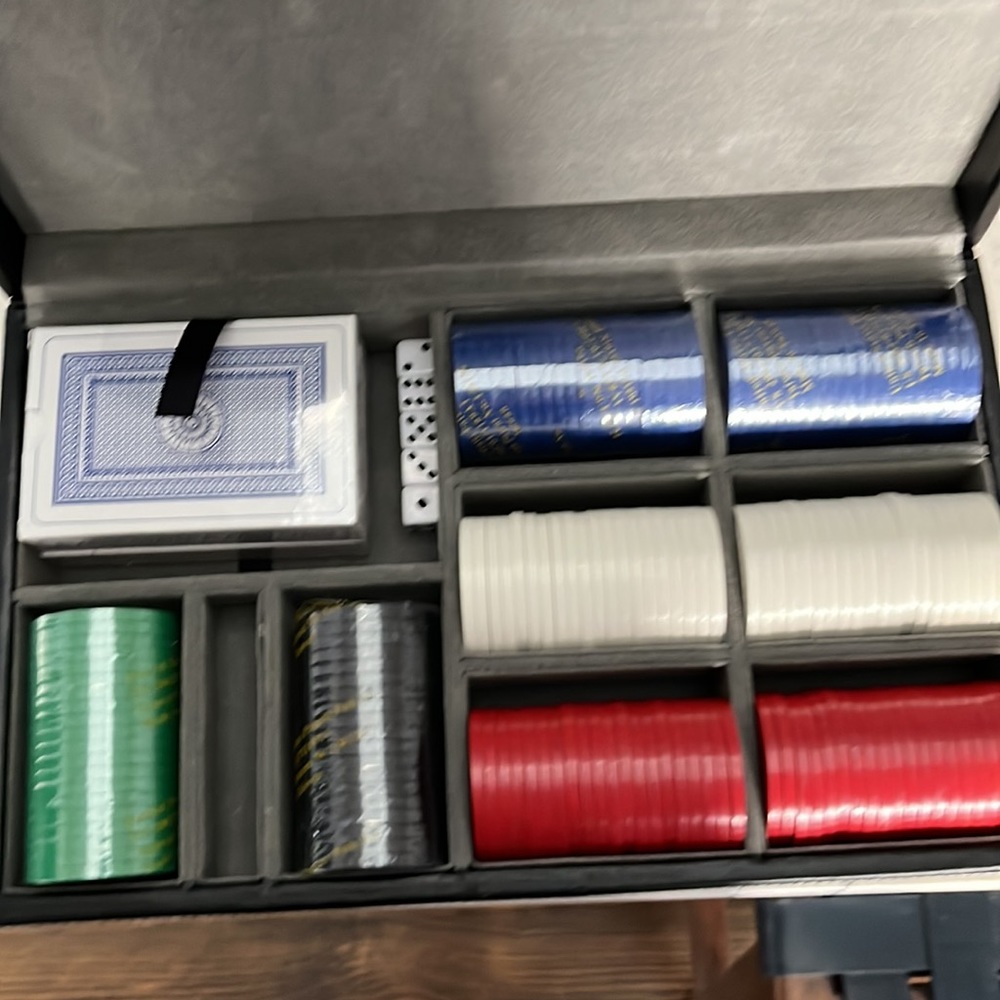 Leather cased poker game box like new - Picture 7 of 8